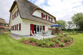 Schönes Ferienhaus in Boltenhagen mit Terrasse, Grill und Garten, Boltenhagen
